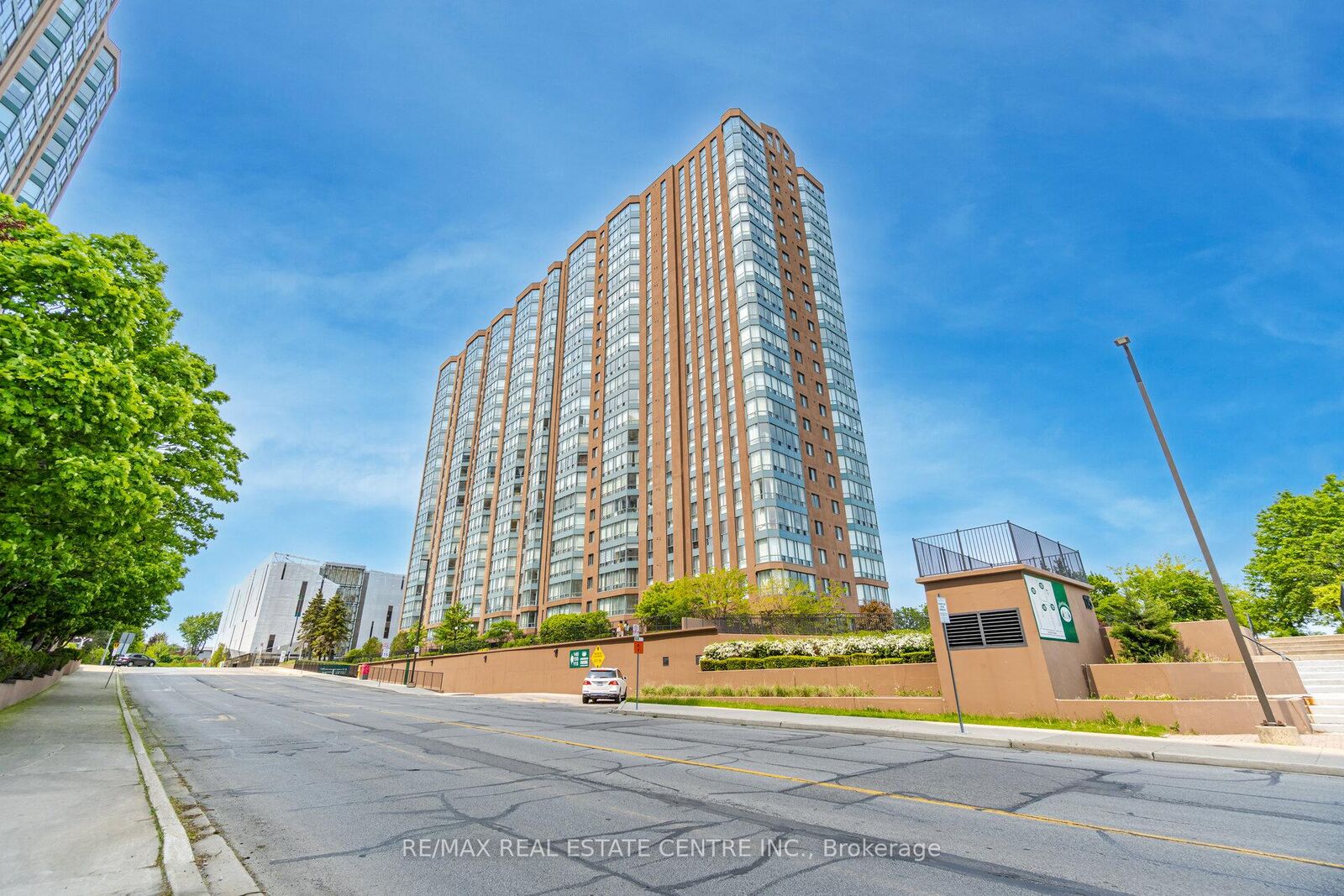 Property Photo: 115 Hillcrest Avenue 811 ON L5B 3Y9