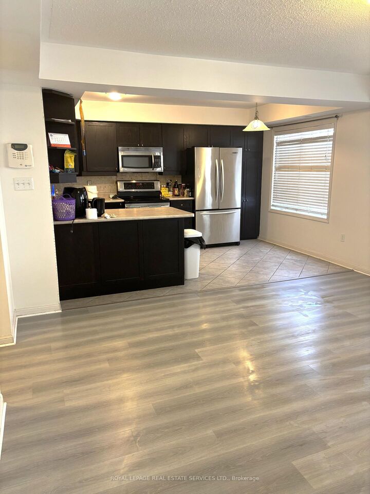 Property Photo: 764 Neighbourhood Circle 4 ON L5B 0B7