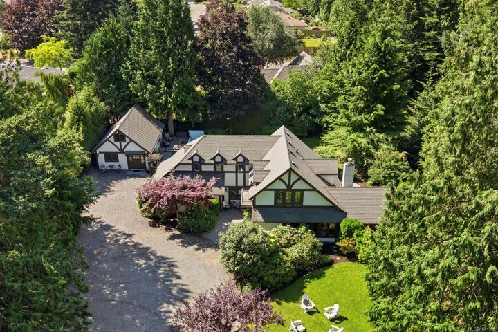 2534 Island Hwy W — photo 1