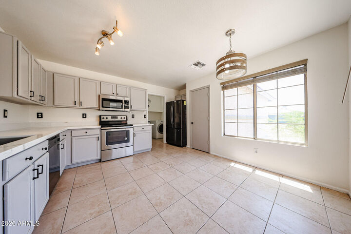 Property Photo:  1098 E Nardini Street  AZ 85140 