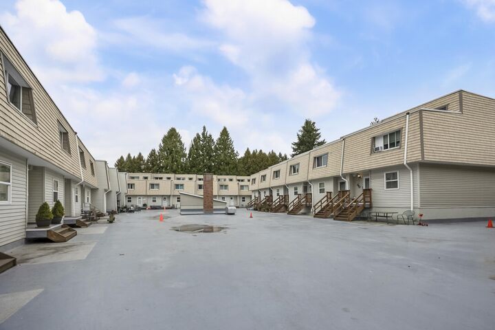 Property Photo:  33293 E Bourquin Crescent 17  BC V2S 1Y2 