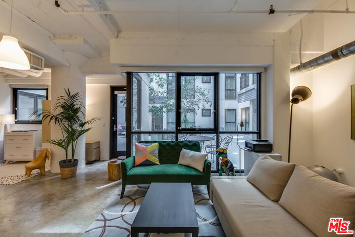 Property Photo:  330 W 11th St  CA 90015 