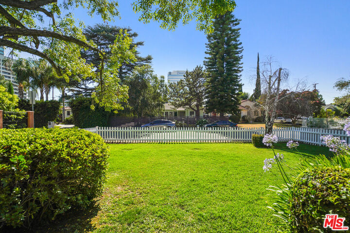 Property Photo: 4648 Columbus Ave CA 91403