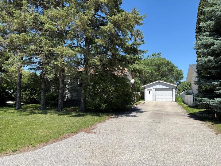 Property Photo:  803 Ashton Avenue  MB R0E 0C0 