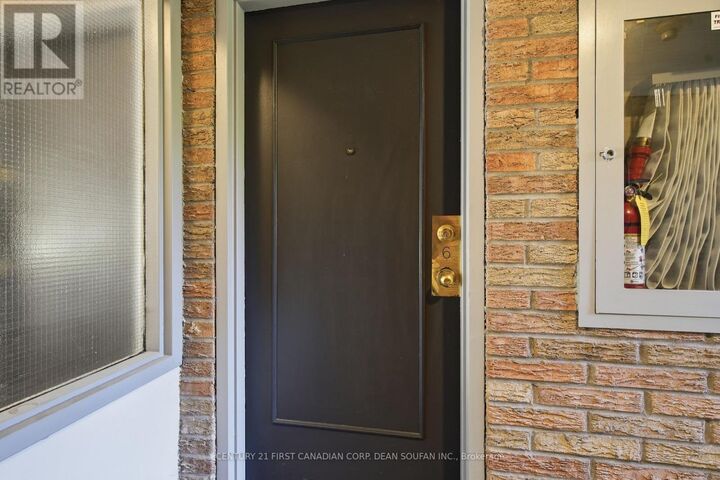 Property Photo: 675 Wonderland Road South 6 ON N6K 1M1