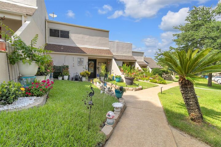 Property Photo: 23 April Hill TX 77356