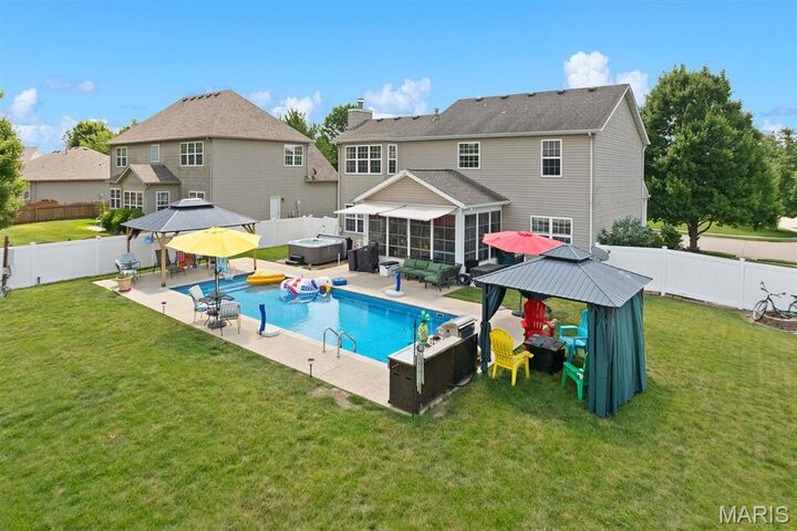 Property Photo:  1 E Picketts Crossing  IL 62025 