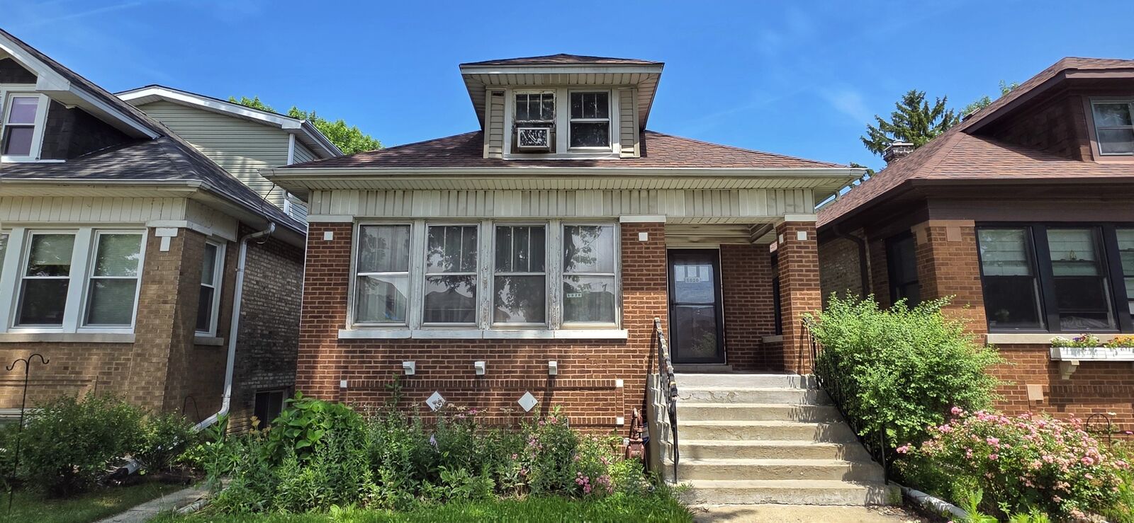 Property Photo:  5020 W Dakin Street  IL 60641 