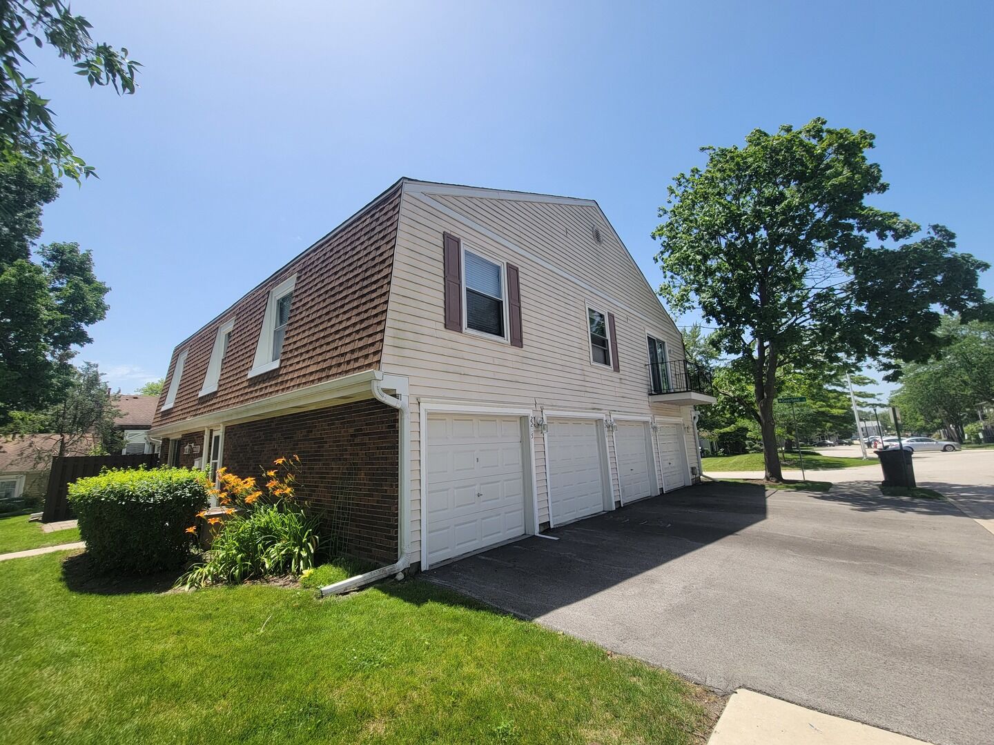 Property Photo: 2211 Dorchester Court IL 60194
