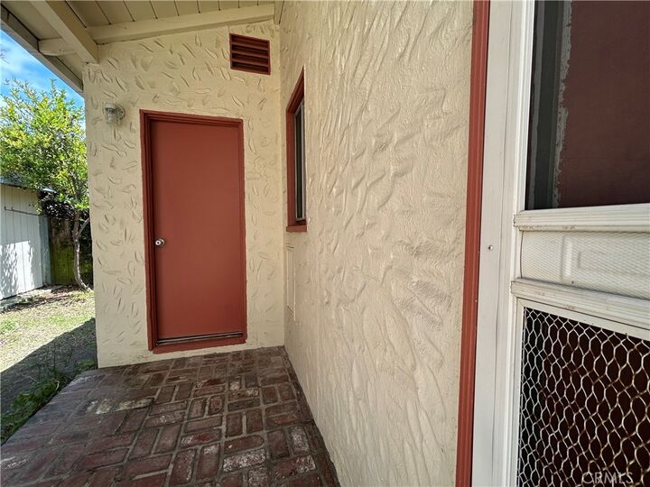 Property Photo: 214 E Stocker B CA 91207