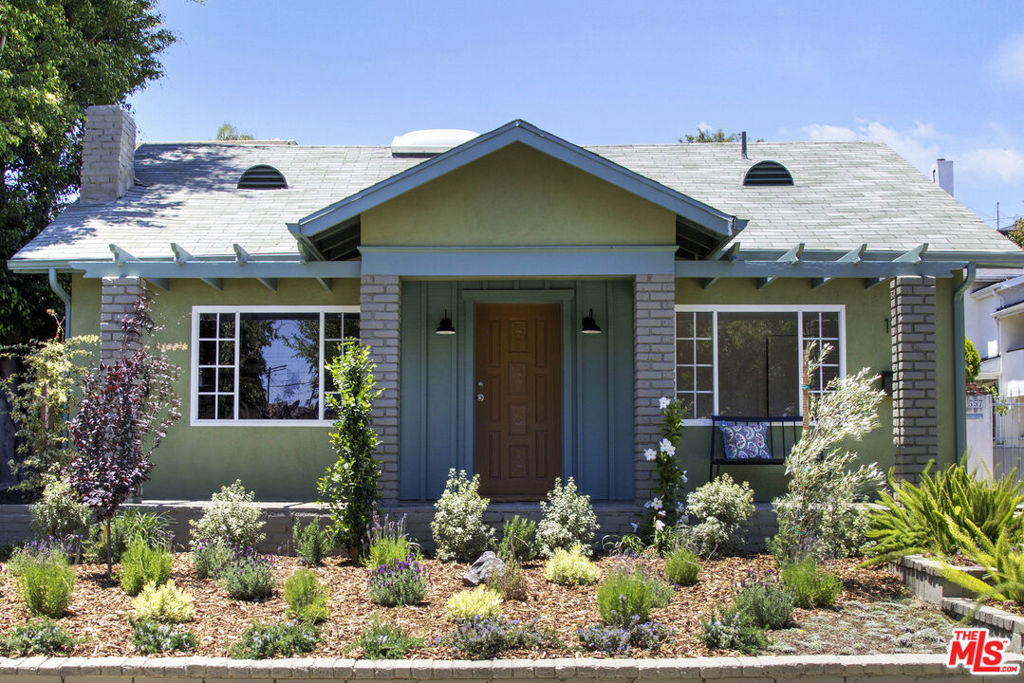 Property Photo:  1561 Carmona Avenue  CA 90019 