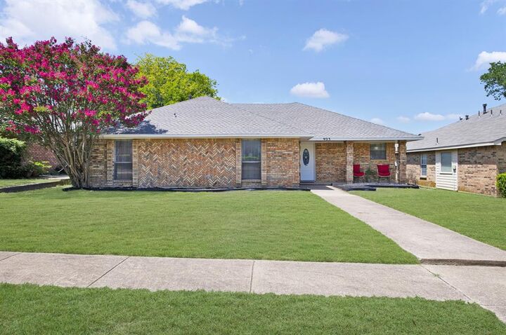 Property Photo:  923 Moore Street  TX 75104 