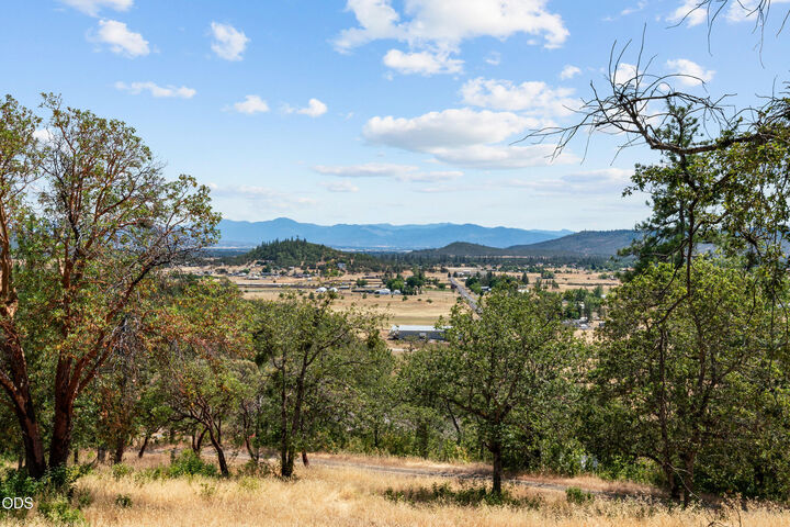 Property Photo: 3480 Beagle Road OR 97503