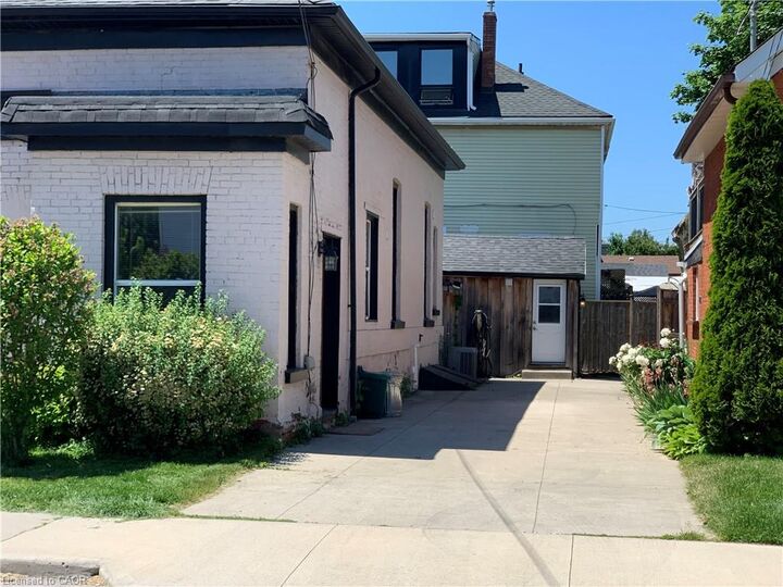 Property Photo:  405 Macnab Street N  ON L8L 1L2 