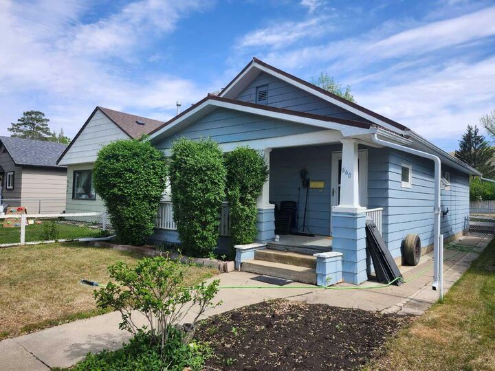 Property Photo:  660 6 Avenue E  AB T0J 0Y5 