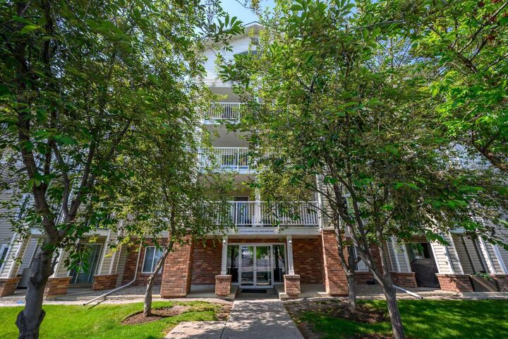 Property Photo:  17 Country Village Bay NE 1309  AB T3K 5Z3 
