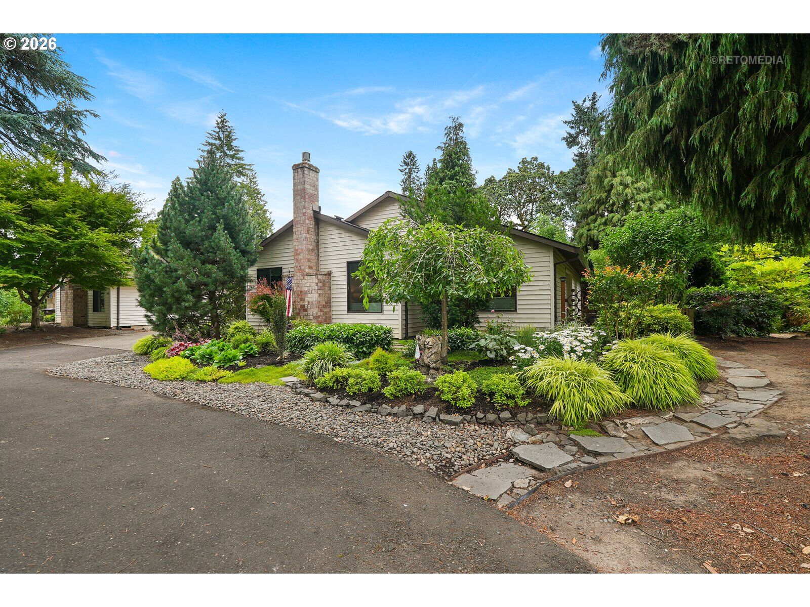 Property Photo: 903 NE 3rd Ave OR 97124