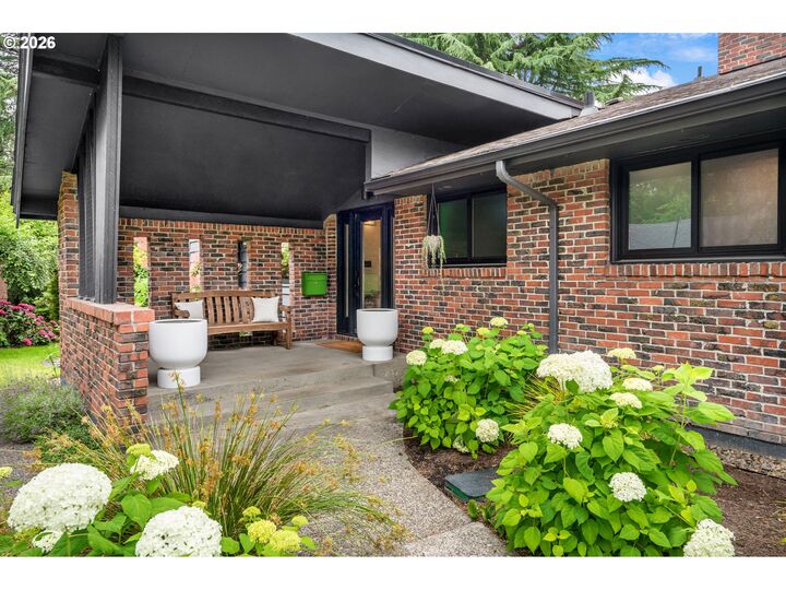 Property Photo: 2802 SE Moreland Ln OR 97202