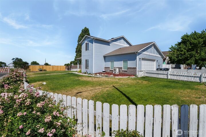 Property Photo:  510 E Quintanilla Drive  WA 98837 