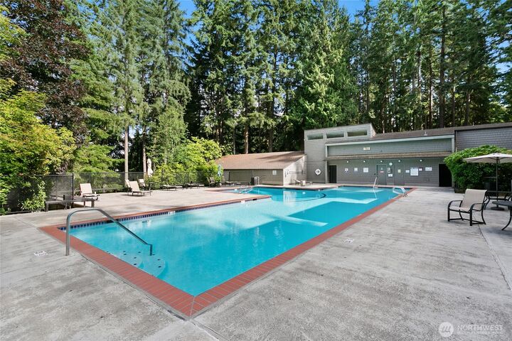 Property Photo: 13832 NE 66th Street 605 WA 98052