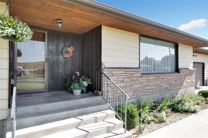 Property Photo:  617  Sprague St.  WA 98860 