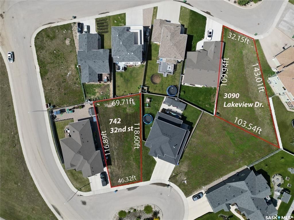 Property Photo:  742 32nd Street W  SK S6W 0A3 