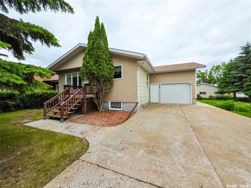 Property Photo: 618 4th Avenue W SK S0A 2P0