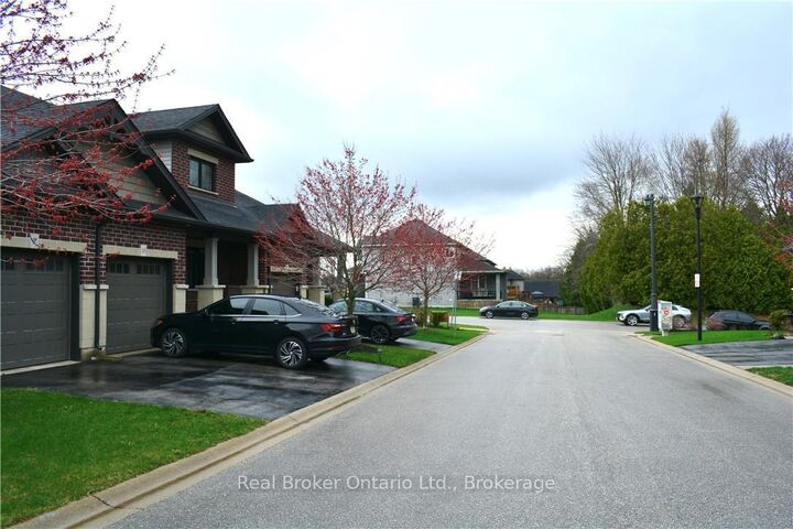 Property Photo:  1 Chamberlain Avenue 9  ON N5C 0A3 