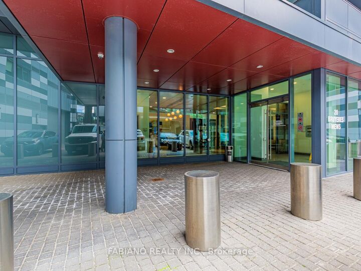Property Photo:  20 Bruyeres Mews 2313  ON M5V 0G8 