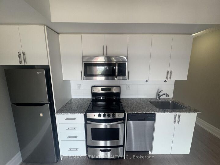 Property Photo: 800 Lawrence Avenue W 516 ON M6A 0B1