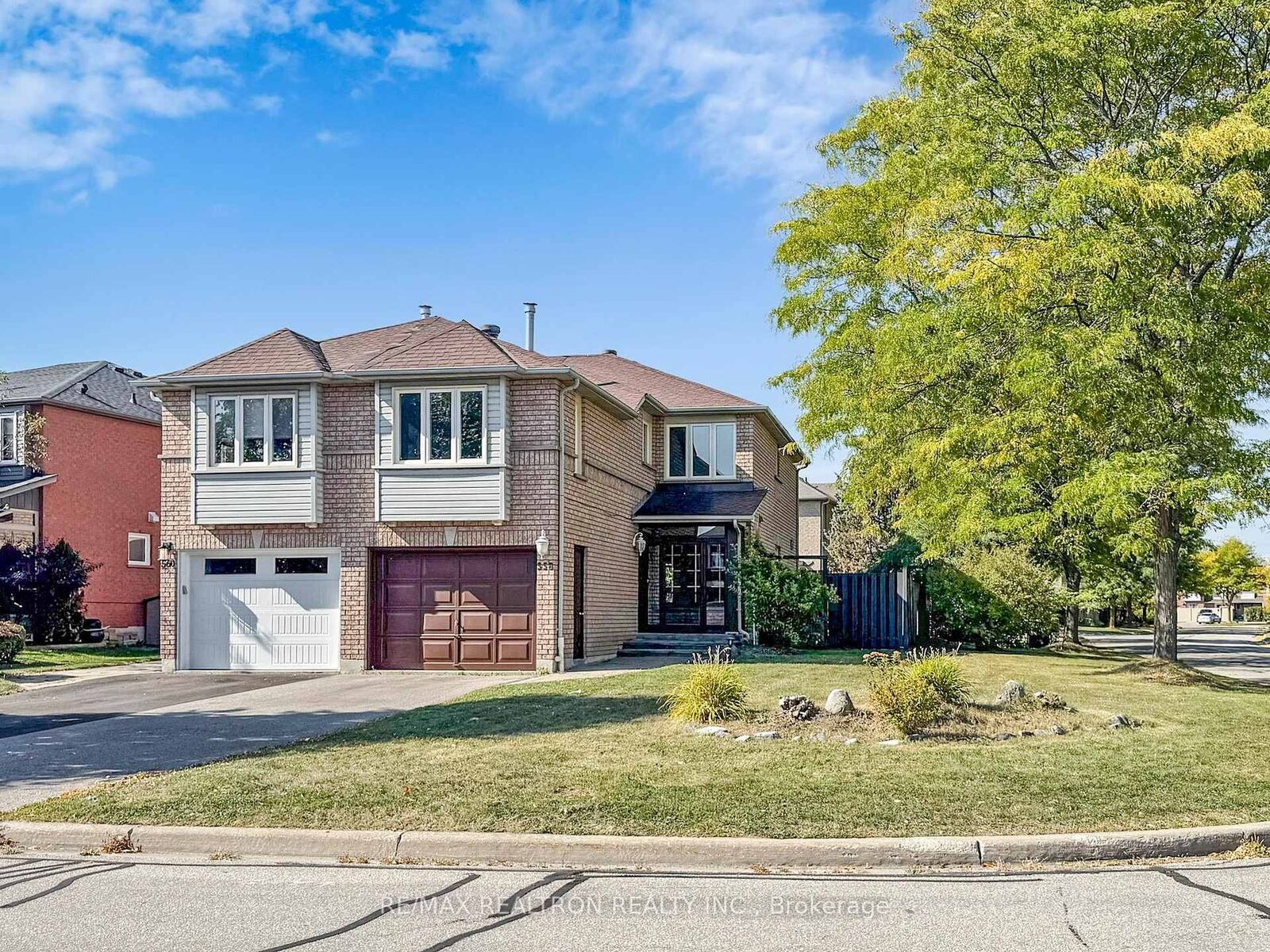 Property Photo: 558 Willowick Drive ON L3X 2A6
