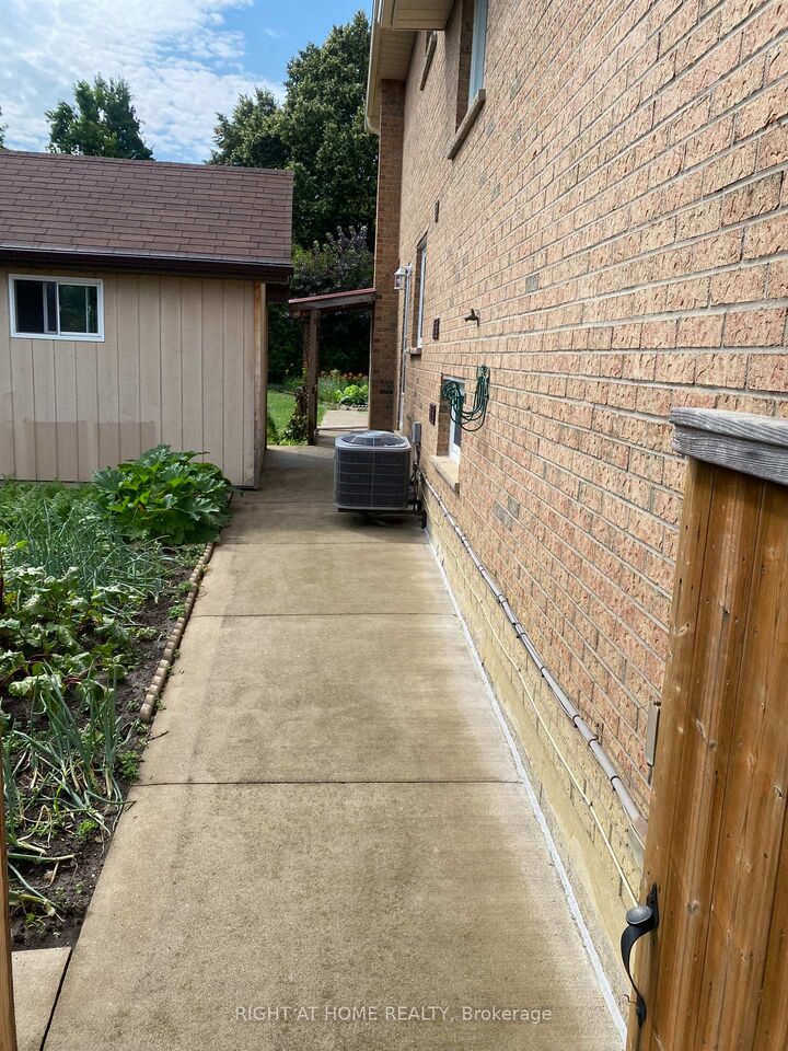 Property Photo:  1596 Corkstone Glade Main  ON L4W 2E7 