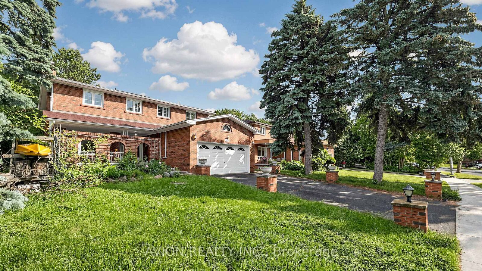 Property Photo: 1423 Malibou Terrace ON L5J 4B9