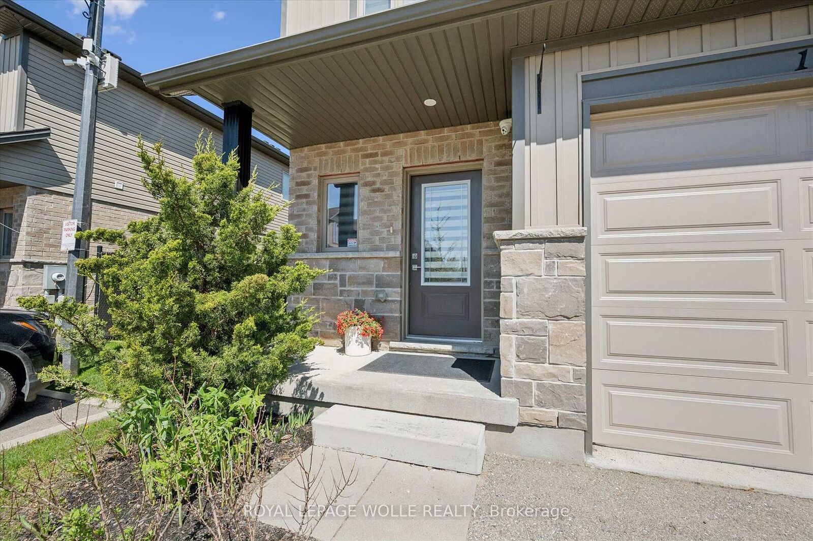 Property Photo: 1023 Devonshire Avenue 15 ON N4S 5S1