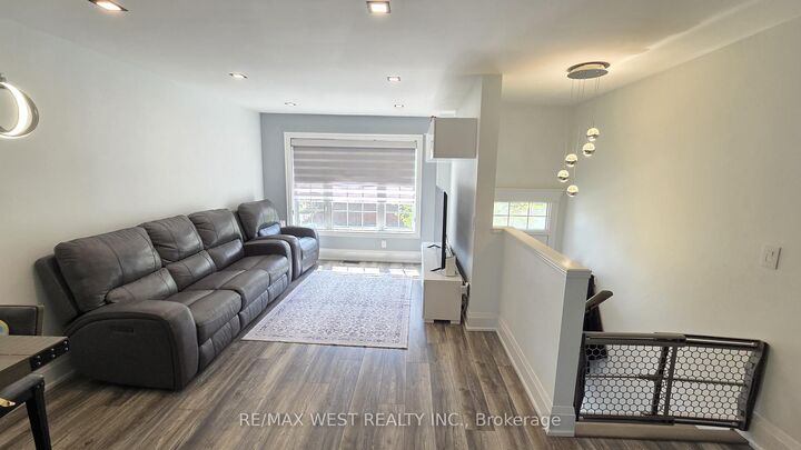Property Photo:  3020 Cedarglen Gate 33  ON L5C 4S7 
