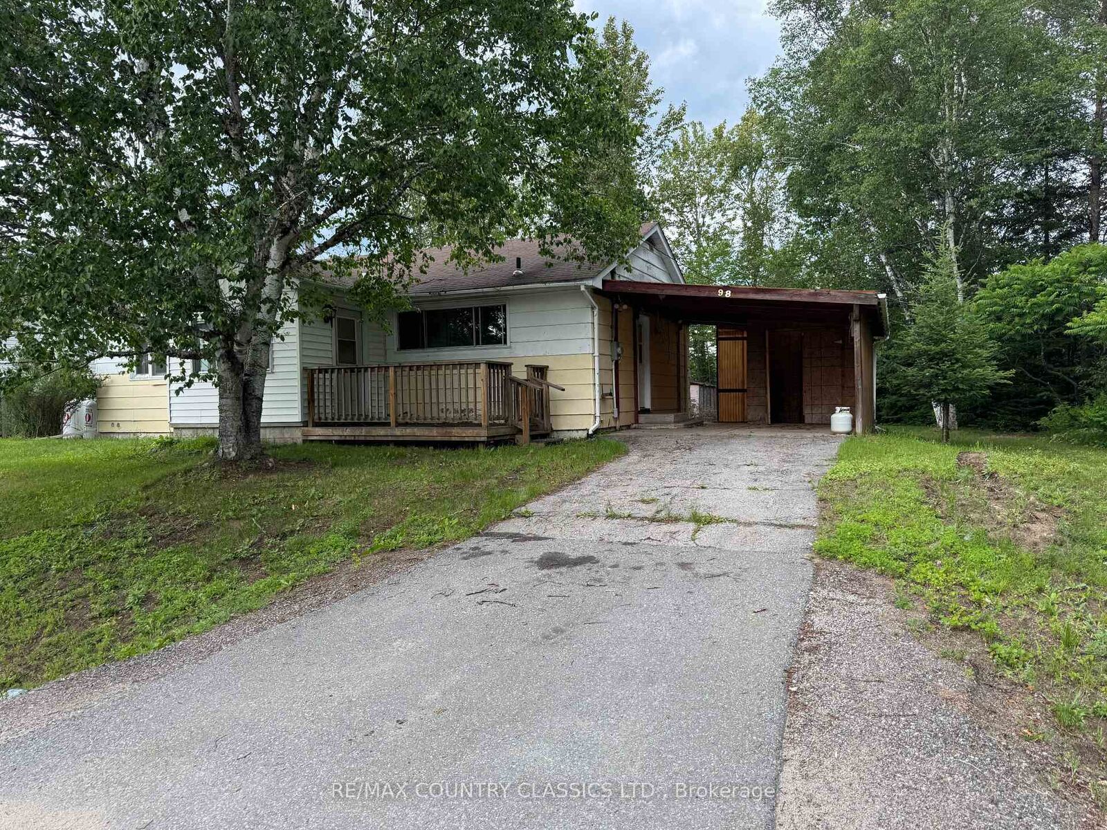 Property Photo: 98 Sprucedale Street ON K0L 1M0