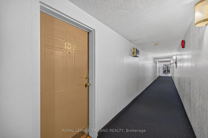 Property Photo: 735 Deveron Crescent 102 ON N5Z 4X8