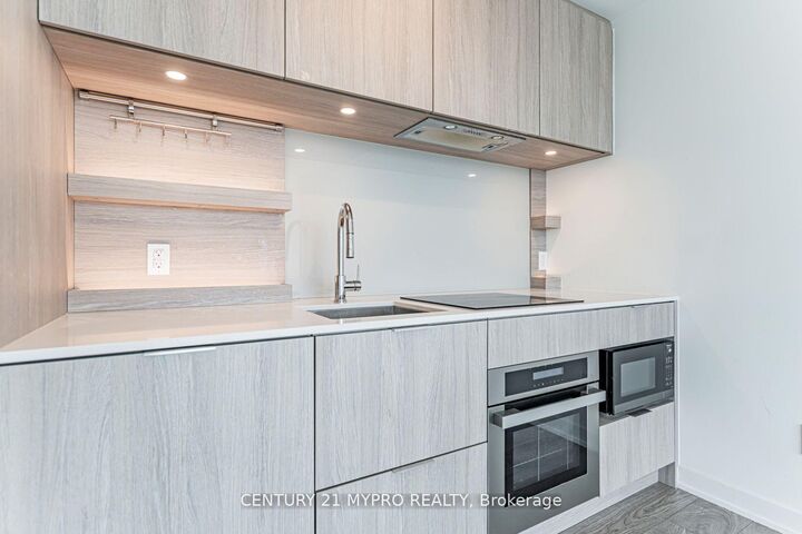 Property Photo: 28 Ann Street 520 ON L5G 0E1