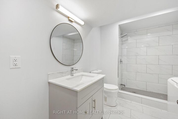 Property Photo:  764 Willowbank Trail  ON L4W 3M1 