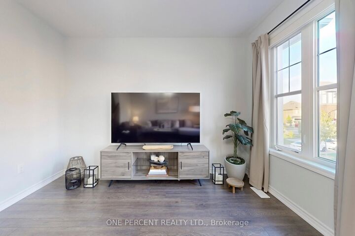 Property Photo: 501 Buckeye Court ON L9E 1P3