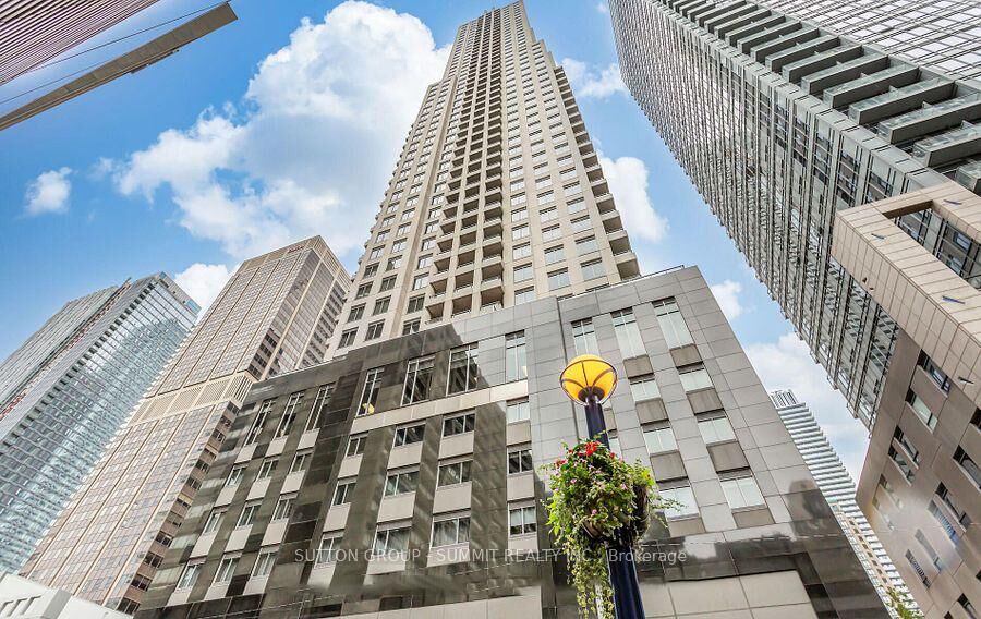 Property Photo:  35 Balmuto Street 1402  ON M4Y 0A3 