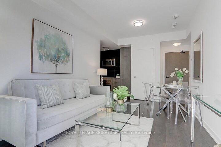 Property Photo: 223 St Clair Avenue W 318 ON M4V 0A5
