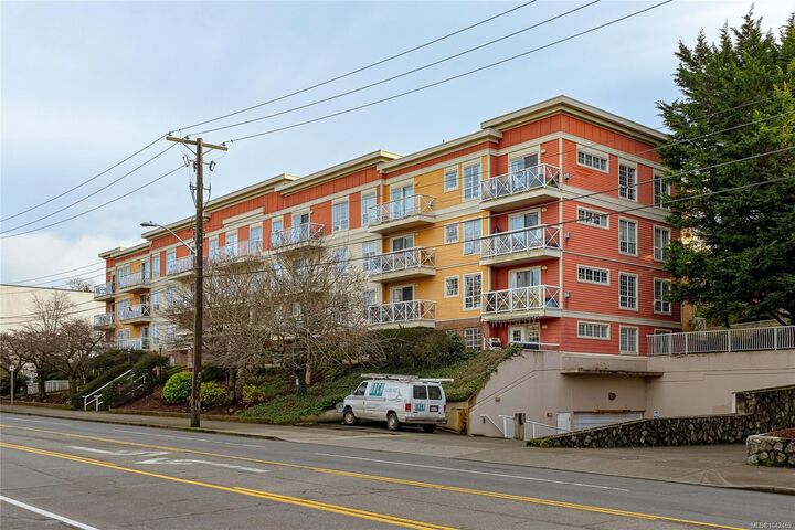 Property Photo:  1371 Hillside Ave #Ph 10  BC V8T 2B3 