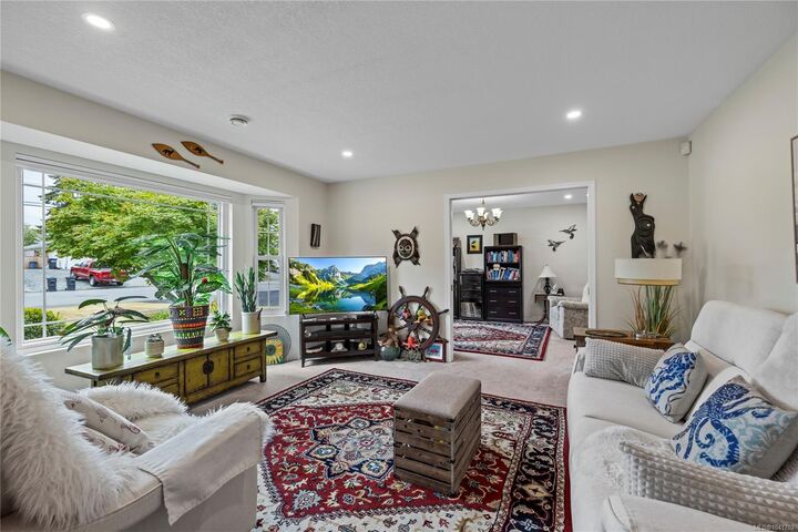 Property Photo: 879 Aberdeen Dr BC V9P 2L9