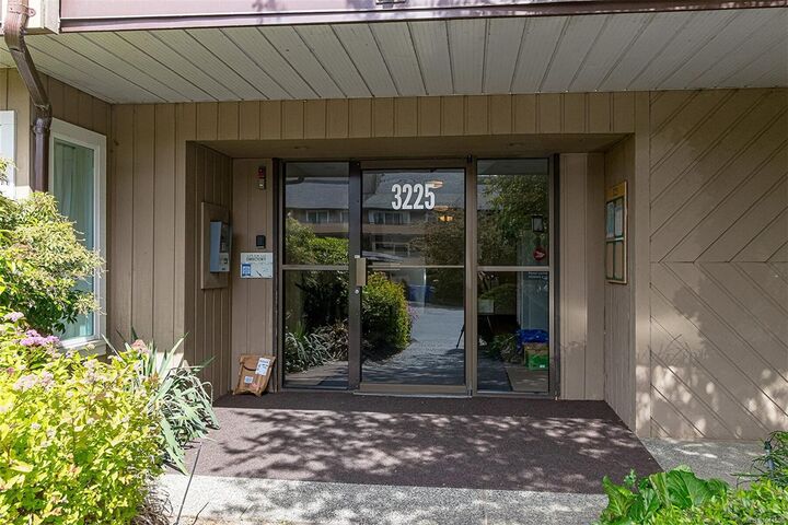 Property Photo:  3225 Alder St #308  BC V8X 1P3 
