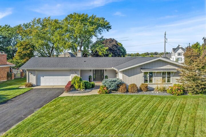 7 Longbeach Drive — photo 1
