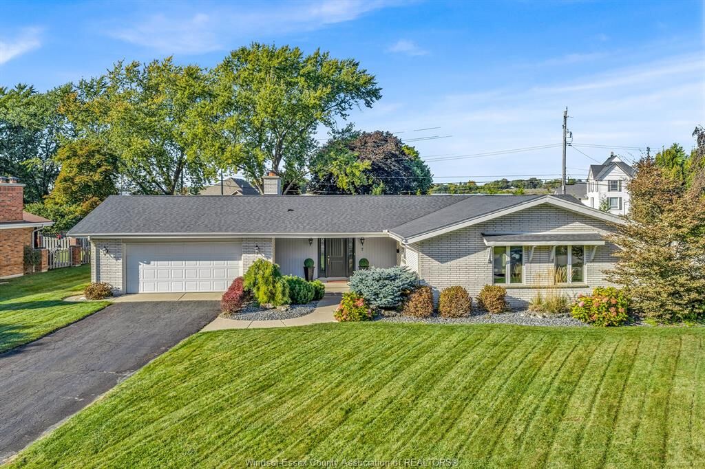 Property Photo: 7 Longbeach Drive ON N8H 4H9