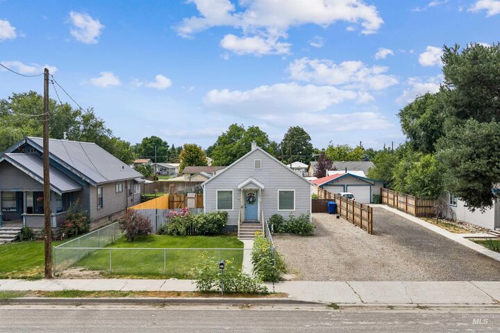 Property Photo:  839 N 6th Street  ID 83661 