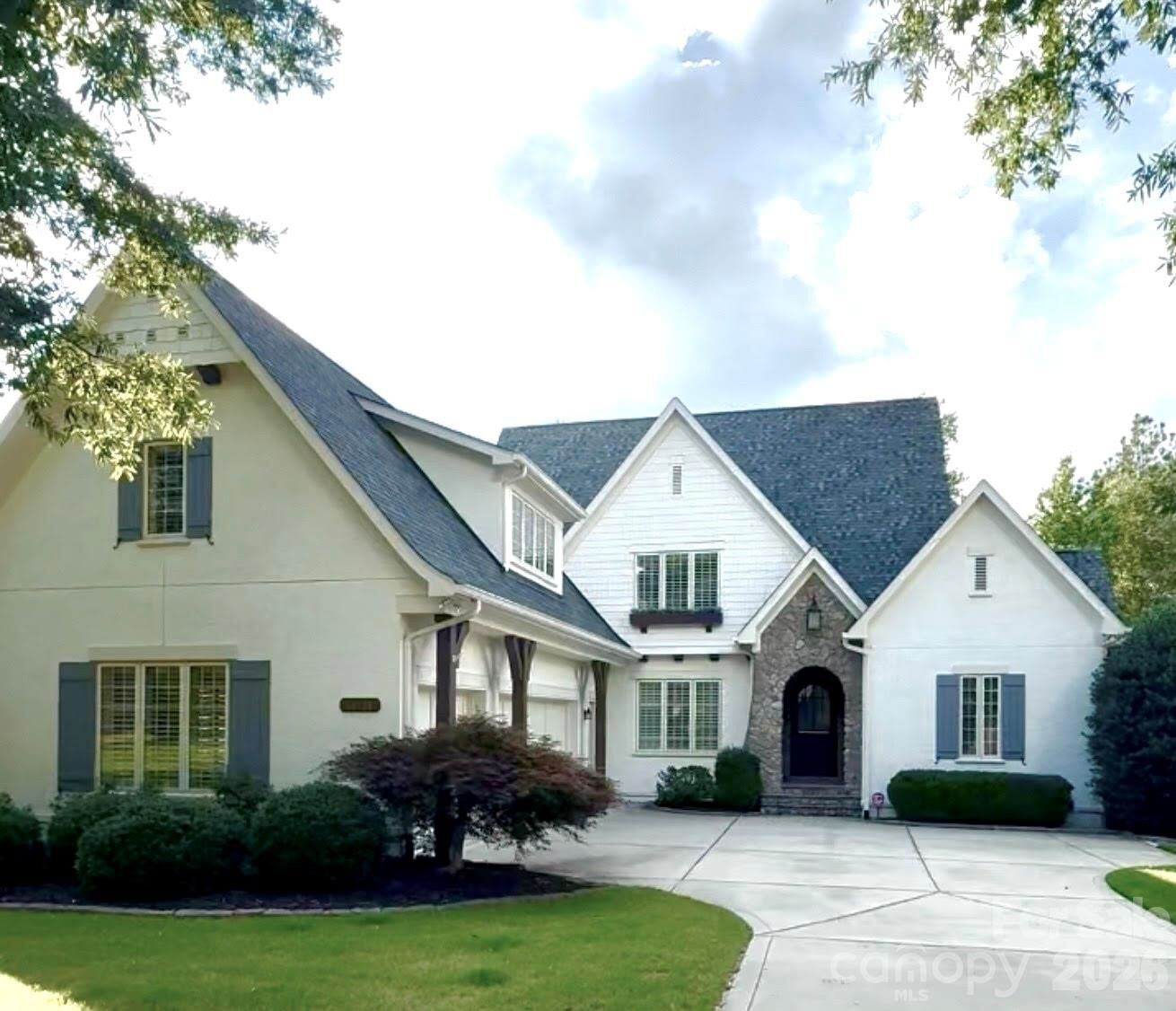 Property Photo: 16728 Ashton Oaks Drive NC 28278