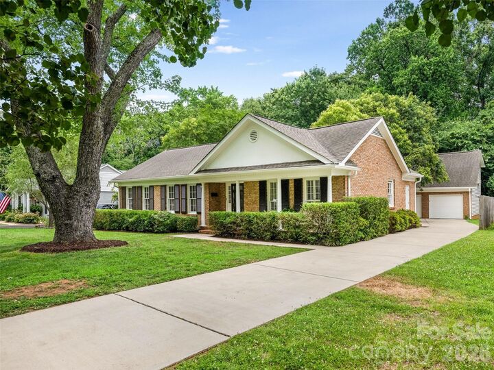 Property Photo: 5020 Glenbrier Drive NC 28212
